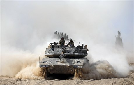 Izraeltí vojáci hlídkují poblí hranic s Gazou, odkud na Izrael dopadají...
