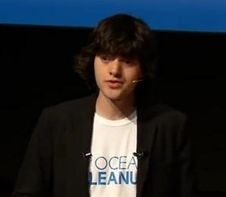 Nizozemský mladík Boyan Slat bojuje proti plastm v moi