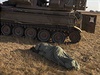 Izraelský voják spí venku ped samohybným dlem v centrální ásti pásma Gazy.