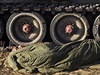 Izraelský voják spí ped samohybným dlem v centrální ásti pásma Gazy.
