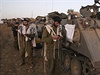 Vojáci izraelské základní sluby se modlí u obrnných pchotních transportér.