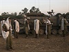 Vojáci izraelské základní sluby se modlí u obrnných pchotních transportér.