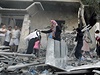 Palestinci opoutjí své domy po izraelském úderu na pásmo Gazy.