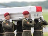 estná strá nese rkev s ostatky jednoho z voják zabitých v sebevraedném...