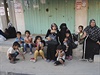 Palestinské obyvatelky sedí na ulici poté, co opustily své domy kvli...