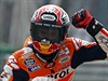 Marc Márquez se raduje z vítzství v MotoGP.