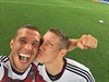 Lukas Podolski se po vítzném finále fotí s Bastianem Schweinsteigerem.