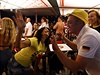 Nmecký fanouek taní s brazilskou dívkou.