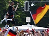 Brankář Neuer a brankář Müeller slaví v ulicích Berlína.