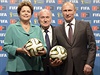 Ruský prezident Vladimir Putin převzal za dohledu šéfa FIFA Seppa Blattera od...