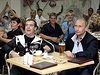 Dmitrij Medveděv a Vladimir Putin při sledování fotbalového utkání.