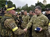 Ukrajinský prezident Petro Poroenko (vpravo) zdraví písluníka ukrajinské...