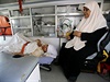 Mladá Palestinka zranná bhem izraelského bombardování Gazy v péi zdravotník.