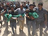 Obyvatelé uteeneckého tábora v Maghází pohbívají tíletého Mohammada, který...