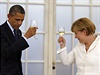 Nmecká kancléka Angela Merkelová si pipíjí s americkým prezidentem Barackem...