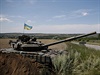 Tank ukrajinské armády zaujímá pozici v okolí obce Konstantinovka.