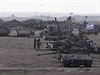 Jednotky izraelské armády rozmístné poblí Pásma Gazy.