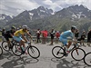 Cyklisté po smrtících stoupáních asi výhled na francouzské Alpy neocení...