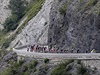 Momentka ze trnácté etapy Tour de France. Lídr Vincenzo Nibali zcela vpravo.