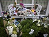 Hraky, kvtiny a vzkazy ped domem rodiny, která umela po sestelní letu MH17.