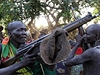 Bojovníci kmene Suri se vyzbrojují i silnjími zbranmi, ne je AK-47.