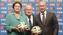 Ruský prezident Vladimir Putin převzal za dohledu šéfa FIFA Seppa Blattera od...