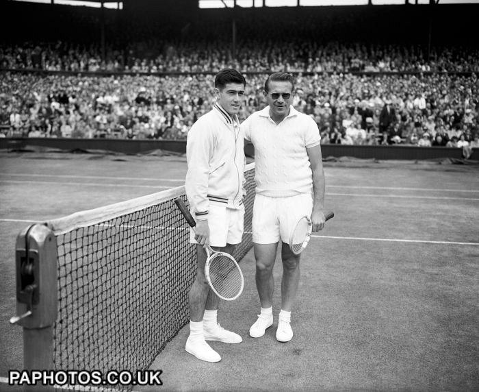 Ken Rosewall (vlevo) a Jaroslav Drobný p�ed finále Wimbledonu 1954.