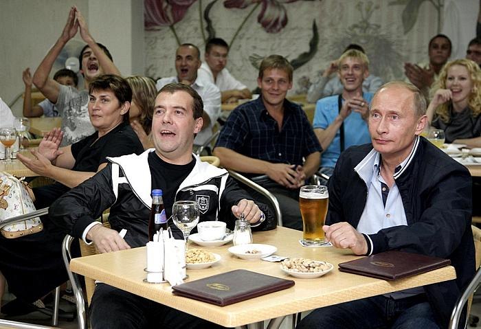 Dmitrij Medved�v a Vladimir Putin p�i sledování fotbalového utkání.
