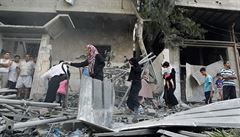 Palestinci opoutjí své domy po izraelském úderu na pásmo Gazy.