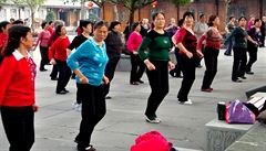 Čínské ‚tančící babičky’ okupují parky. Hází na ně vodní bomby