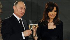 Vladimir Putin pipíjí s argentinskou prezidentkou Cristinou Fernandez