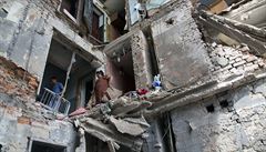 Lidé opoutjí zdemolované píbytky po leteckém útoku nedaleko Doncku