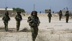 Izraelští vojáci poblíž hranic s Pásmem Gazy.