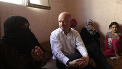 Bývalý britský ministr zahranií William Hague v syrském uteeneckém táboe v...