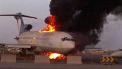 Ho�ící letadlo po útoku na leti�t� v Tripolisu.