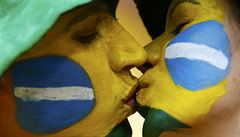 Brazilský polibek. Fanou�ci na tribunách b�hem utkání o bronz.