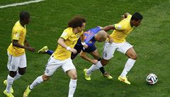 Souboj o mí�. Robben mezi trojicí protihrá��.