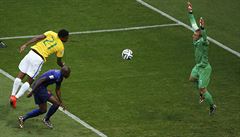 Nizozemský branká� Jasper Cillessen a hlavi�kující Brazilec Jo.