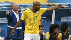 Gestikulující Brazilec Maicon.