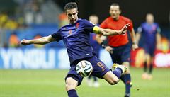 Rána! Robin van Persie se op�el do mí�e.