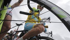 Momentka z deváté etapy Tour de France. Na snímku ve �lutém Vincenzo Nibali.