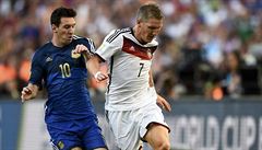 Becký souboj. Lionel Messi (vlevo) vs. Bastian Schweinsteiger.