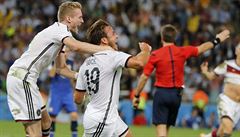 Němečtí fotbalisté oslavují vstřelenou branku.