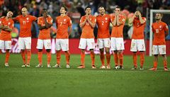 Nizozemtí fotbalisté sledují penaltový rozstel.