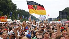 Na�lapané ulice v centru Berlína vítají n�mecké fotbalové mistry sv�ta.