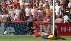 Osudový gól. Andrés Escobar srá�í mí� za vlastního branká�e, co� ho za pár dní...