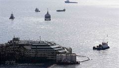 Costa Concordia obklopená vlenými lodmi.