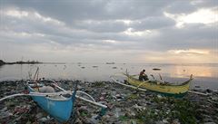 Filipínský rybá se pipravuje na tajfun.