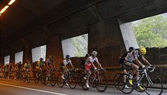 Peloton se projel nkolika tunely.