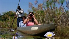 Mokoro, umouje dokonalý pohyb v mlkých vodách delty Okavango.